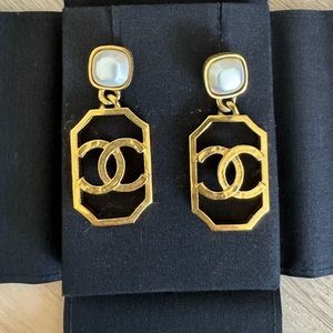 Chanel gold and pearl earrings